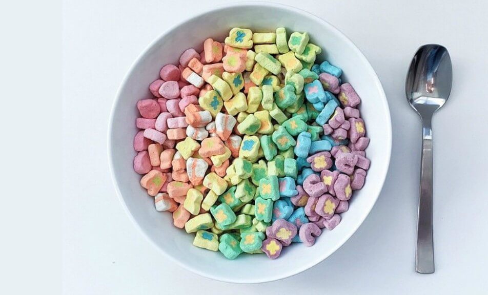 Caja cereales Lucky Charms cereal de avena con marshmallow